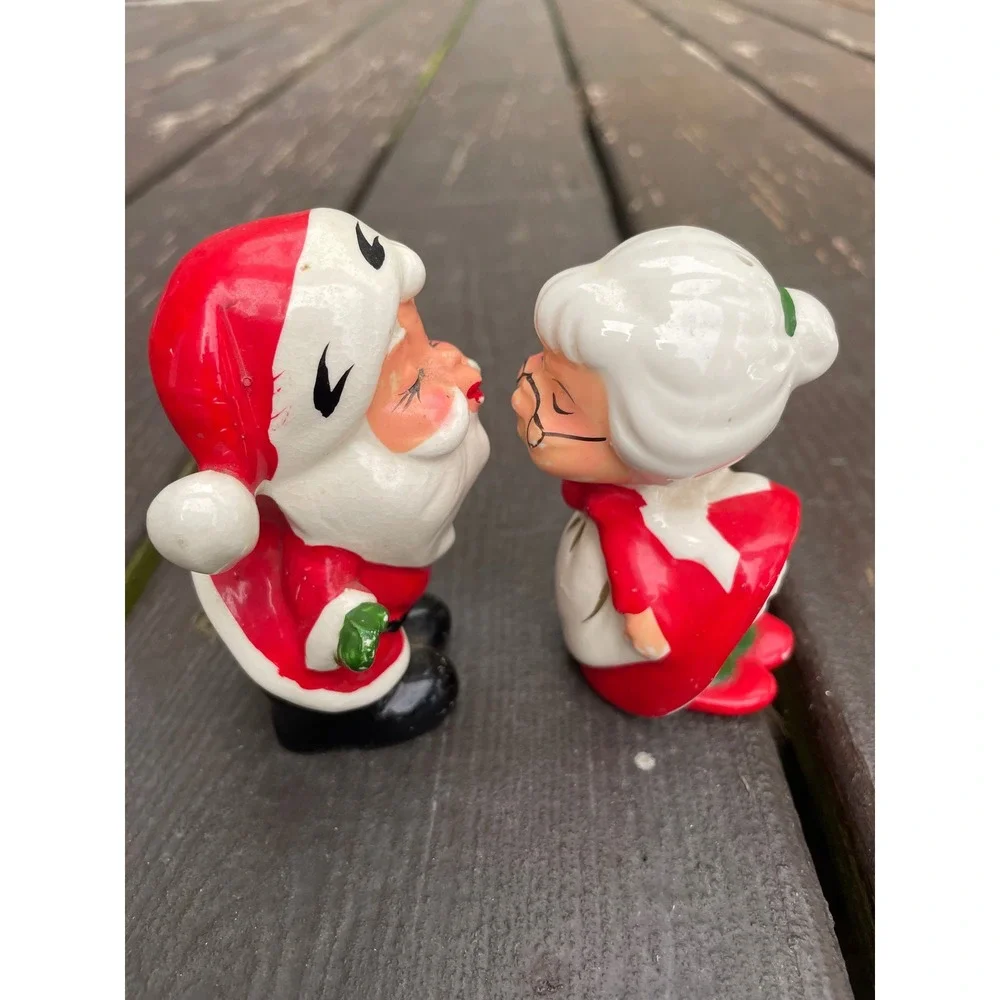 Vintage Kissing Santa and Mrs Claus Salt and Pepper Shakers Set Made in Japan